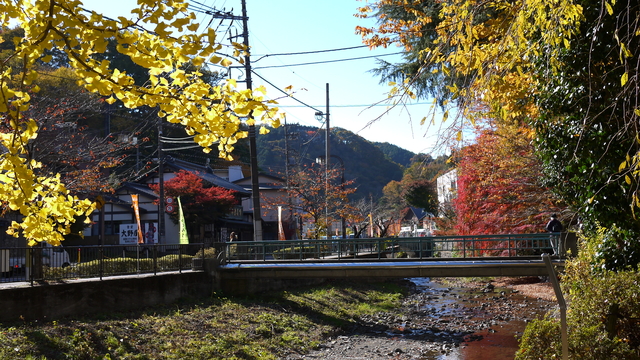 高尾山口站前小溪